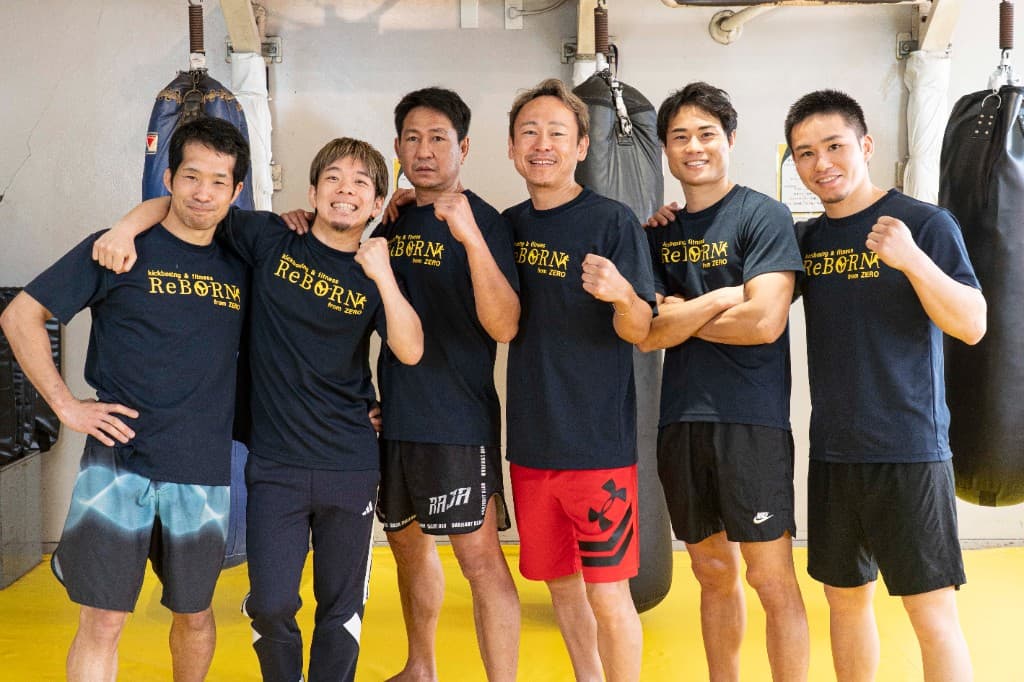 ReBORN経堂ユニフォームを着た男性トレーナー6名の集合写真