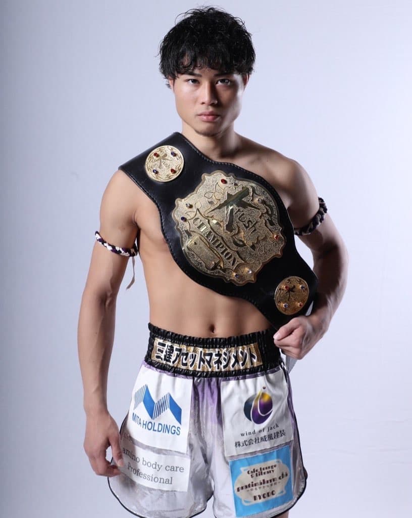 スタジオでKrushチャンピオンのベルトを肩からかけ構える池田幸司