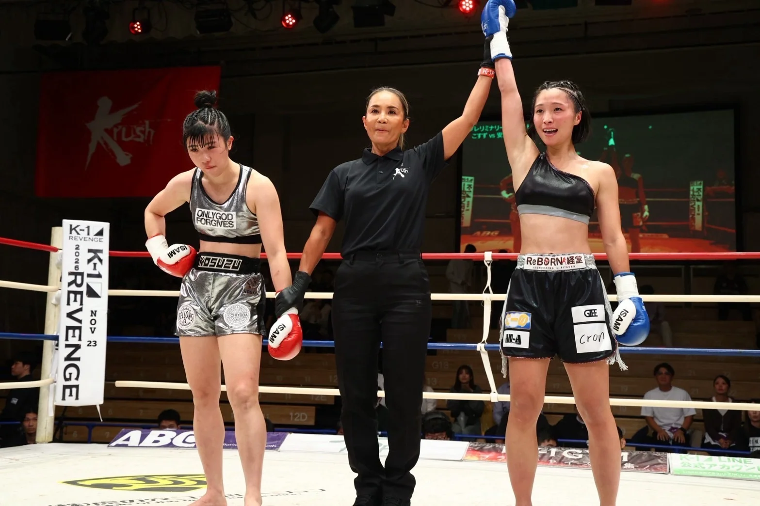 Krush女子フライ級、安川莉玖選手とこすず選手の対戦後、リング上で勝利を祝う安川莉玖選手