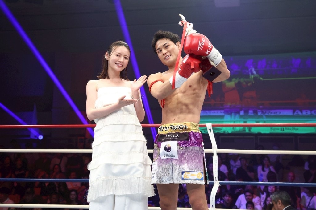 K-1 REVENGEのリング上でトロフィーを掲げ、勝利を祝うReBORN経堂所属選手