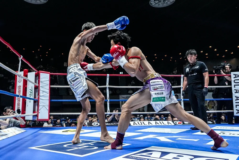 K-1 WORLD MAXのリング上で激しく打ち合う選手の様子